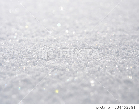雪面が七色に輝くスノーフレーク 雪面が七色に輝くスノーフレーク 134452381