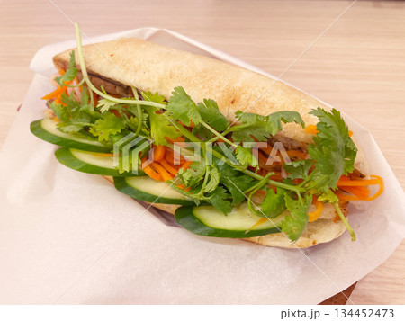バインミー ベトナム料理のサンドイッチ 134452473