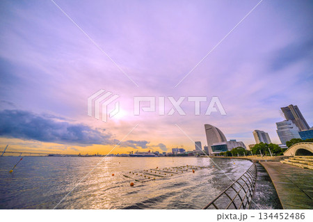 日本の横浜都市景観3隻日本の豪華客船が横浜港に集結。にっぽん丸や三井オーシャンフジ、飛鳥Ⅱなどを望む 134452486