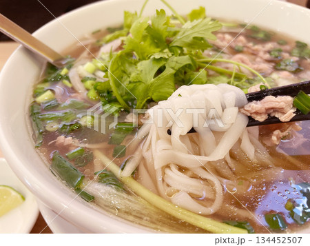 牛肉入りベトナムフォー 香り豊かなスープの米粉麺 牛肉入りベトナムフォー 香り豊かなスープの米粉麺 134452507