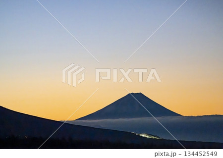 ビーナスラインから見る夜明けの富士山 ビーナスラインから見る夜明けの富士山 134452549