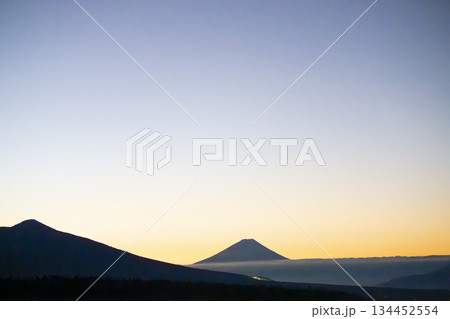 ビーナスラインから見る夜明けの富士山 134452554