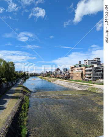 青空が広がる鴨川 134452604