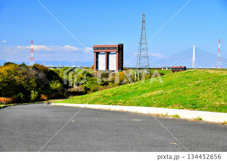 笹目橋／荒川付近より幸魂大橋、荒川第一調節池排水門方面を望む(埼玉県戸田市)【2025.11】 134452656