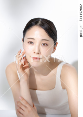 スキンケアをする女性 134452662