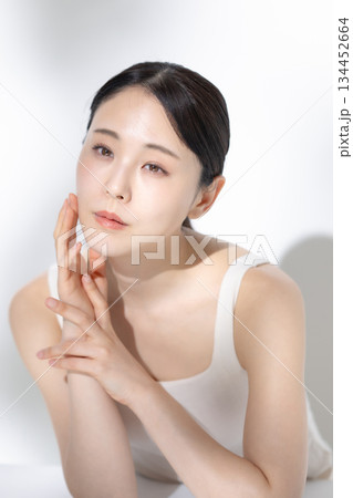 スキンケアをする女性 134452664