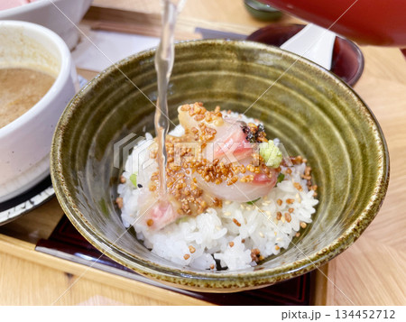 鯛茶漬け 鯛の刺身をごまだれで味わうお茶漬け 134452712