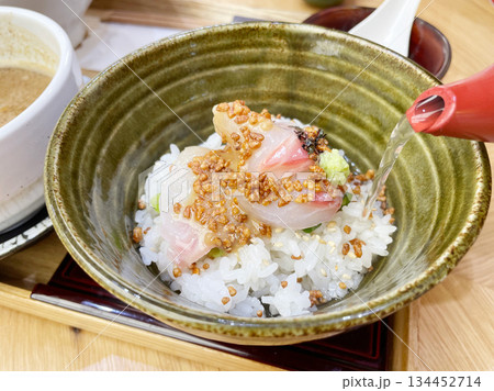 鯛茶漬け 鯛の刺身をごまだれで味わうお茶漬け 鯛茶漬け 鯛の刺身をごまだれで味わうお茶漬け 134452714