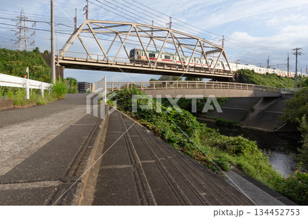 鶴見川を渡る田園都市線の電車 鶴見川を渡る田園都市線の電車 134452753