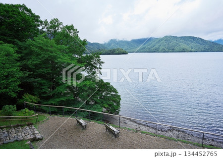 夏の奥日光　雨上がりの中禅寺湖畔に建つ英国大使館別荘2階からの眺め 134452765