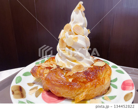 ソフトクリームをのせたデニッシュパン 134452822