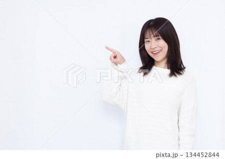 人差し指を立てている女性 人差し指を立てている女性 134452844