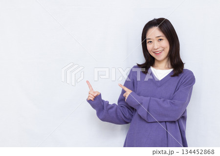 人差し指を立てている女性 134452868