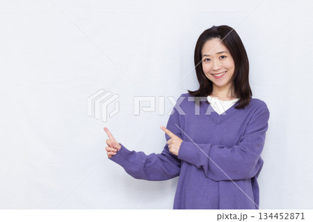 人差し指を立てている女性 人差し指を立てている女性 134452871