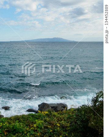 車窓に浮かぶ伊豆大島 海と旅路のあいだに Izu Oshima from the Train Win 134452889