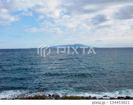 車窓に浮かぶ伊豆大島 海と旅路のあいだに Izu Oshima from the Train Win 134453021