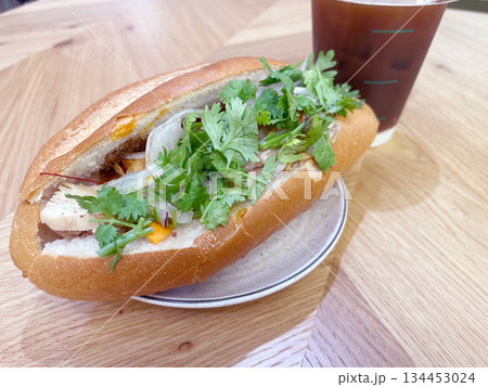 バインミー ベトナム料理のサンドイッチ 134453024