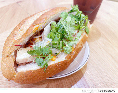 バインミー ベトナム料理のサンドイッチ 134453025