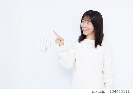 指さしをしている女性 134453131