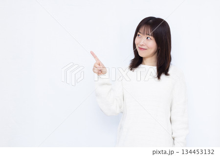 指さしをしている女性 134453132