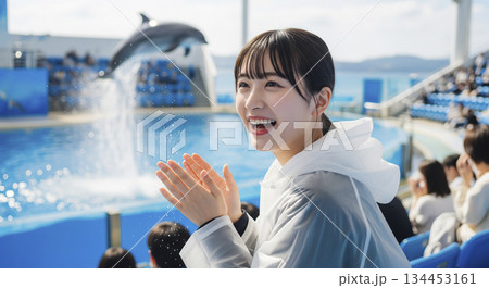 水族館のイルカショーを楽しむ女性 134453161