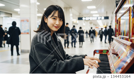 ストリートピアノ　街角ピアノ　ピアノを弾く女性 134453164