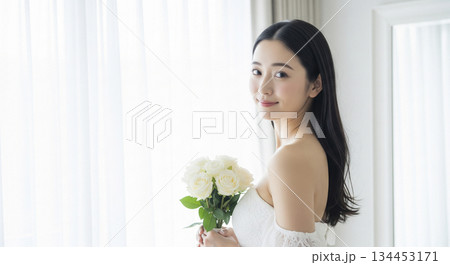 ウェディングドレスを試着する女性 134453171