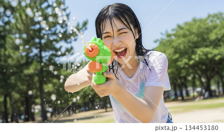 水鉄砲ではしゃぐ女性 水鉄砲ではしゃぐ女性 134453180