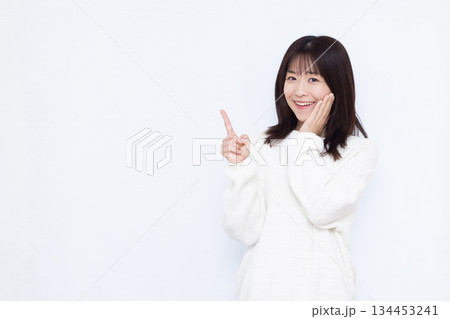 人差し指を立てている女性 人差し指を立てている女性 134453241