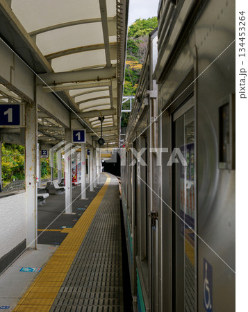 人影のないホームに漂う旅情 列車を待つ静かな時間 Quiet Station Platform 人影のないホームに漂う旅情 列車を待つ静かな時間 Quiet Station Platform 134453264