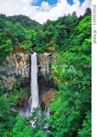 夏の日光 深緑に包まれた華厳の滝を観瀑台から臨む 夏の日光 深緑に包まれた華厳の滝を観瀑台から臨む 134453418