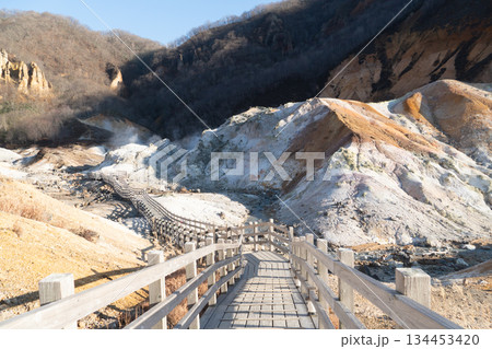 Jigokudani or Hell Valley in the town of Noboribetsu Onsen which displays hot steam vents, sulfurous streams and other volcanic activity. Main source of Noboribetsu hot spring waters. Hokkaido, Japan. 134453420