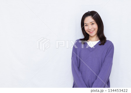 紫色のニットを着た女性 紫色のニットを着た女性 134453422