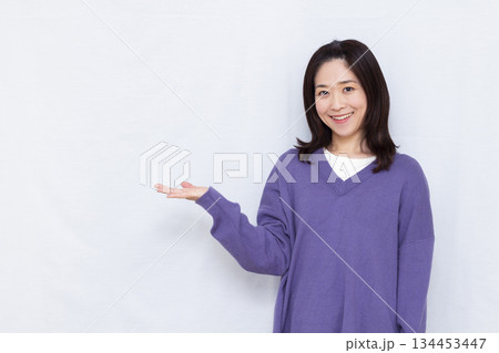 紹介をしている女性 134453447