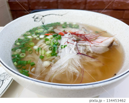 豚肉入りベトナムフォー 優しい味わいの米粉麺スープ 豚肉入りベトナムフォー 優しい味わいの米粉麺スープ 134453462
