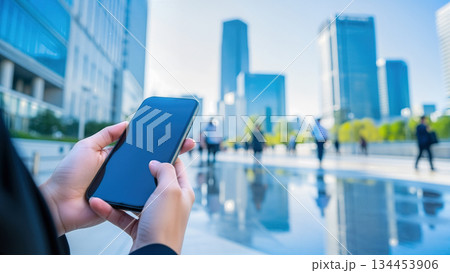 ビジネス街のスマートフォンと5G通信ネットワーク・DXのイメージ ビジネス街のスマートフォンと5G通信ネットワーク・DXのイメージ 134453906