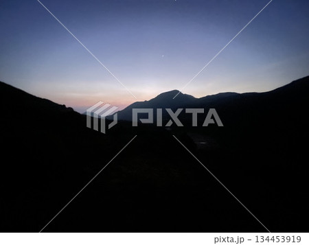 朝日を迎える山頂からの景色 朝日を迎える山頂からの景色 134453919