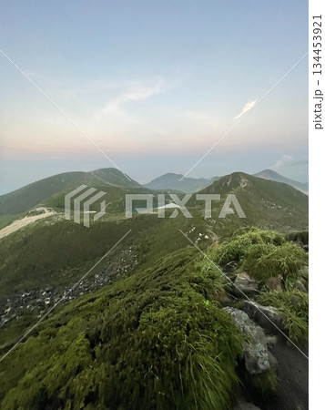 朝日を迎えた山頂 134453921