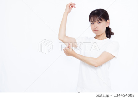 二の腕のたるみを気にする女性 134454008
