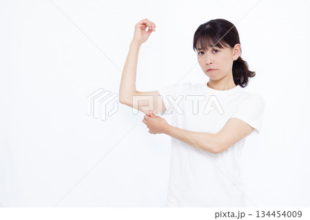 二の腕のたるみを気にする女性 二の腕のたるみを気にする女性 134454009