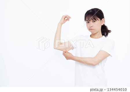 二の腕のたるみを気にする女性 134454010