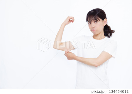 二の腕のたるみを気にする女性 二の腕のたるみを気にする女性 134454011