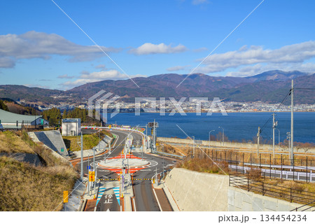 諏訪湖スマートインターチェンジのラウンドアバウトと諏訪湖の眺め【岡谷市】 諏訪湖スマートインターチェンジのラウンドアバウトと諏訪湖の眺め【岡谷市】 134454234