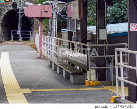 人影のないホームに漂う旅情 列車を待つ静かな時間 Quiet Station Platform 134454239