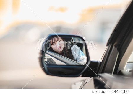 サイドミラー越しの若い女性 サイドミラー越しの若い女性 134454375