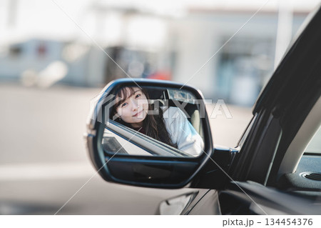 サイドミラー越しの若い女性 134454376
