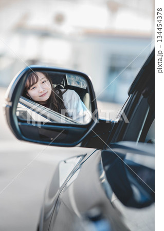 サイドミラー越しの若い女性 サイドミラー越しの若い女性 134454378