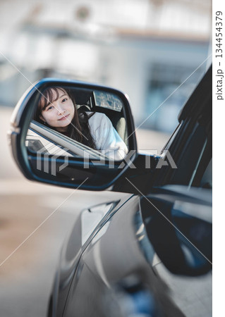 サイドミラー越しの若い女性 サイドミラー越しの若い女性 134454379