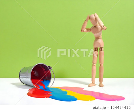 失敗の瞬間、呆然と立ち尽くす人形 失敗の瞬間、呆然と立ち尽くす人形 134454416