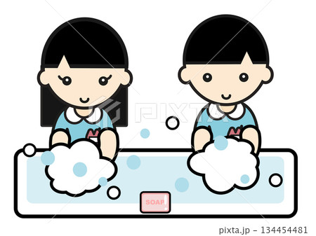手を洗う幼稚園児たち 134454481